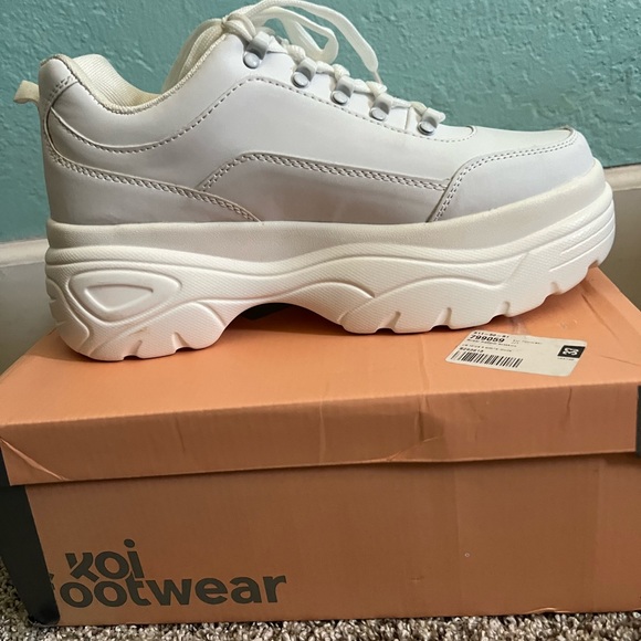 Never worn but does have some staining from the factory, women’s size 8 - Picture 3 of 9